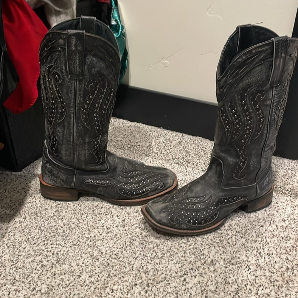 Distressed leather roper cowboy boots